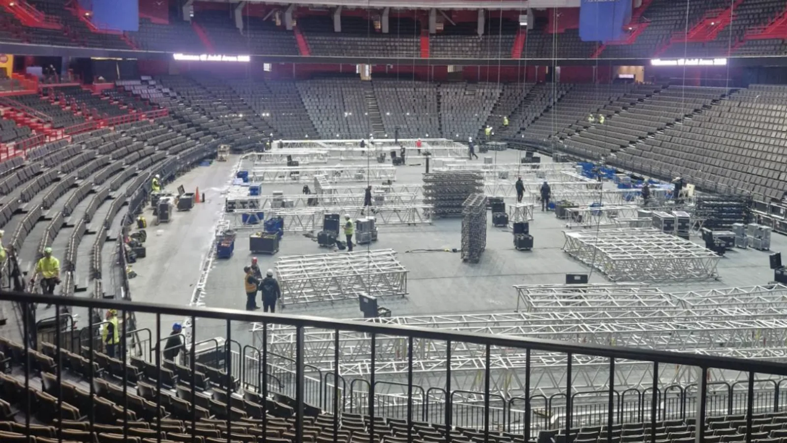 Montage av teleskopläktare och stolar i Avicii Arena