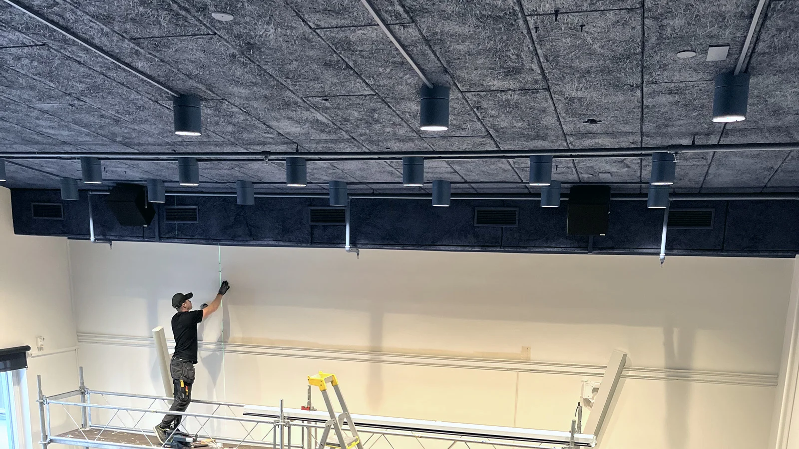 B3Ps projektmontör Christoffer monterar AV-utrustning i hörsal